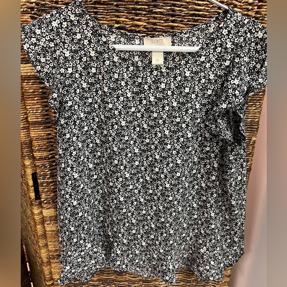 Loft-Outlet-Flow top w/flowers, Size:‎ MP, Pre-Owned, Good condition